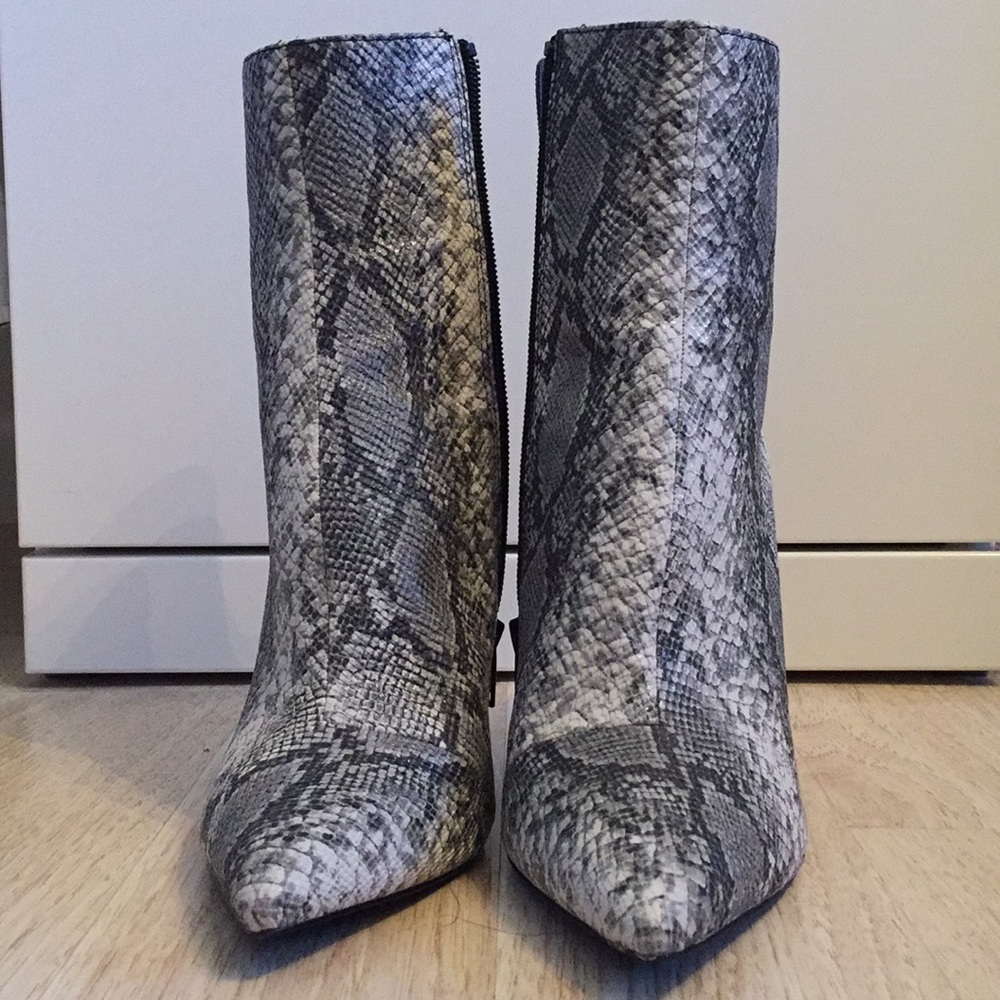 Black and white snakeskin print booties Size 9